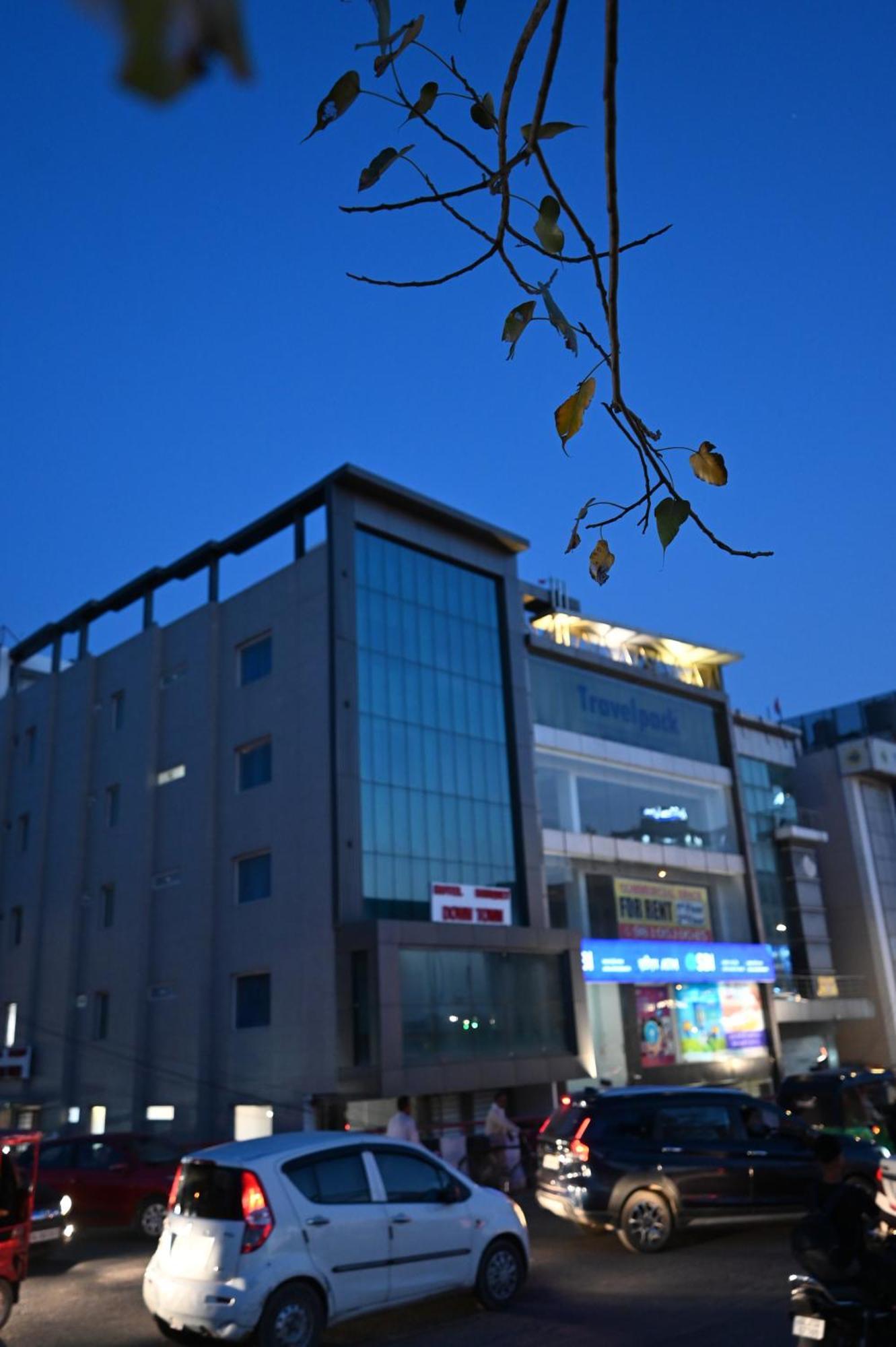 Hotel Down Town Paschim Vihar 델리 외부 사진