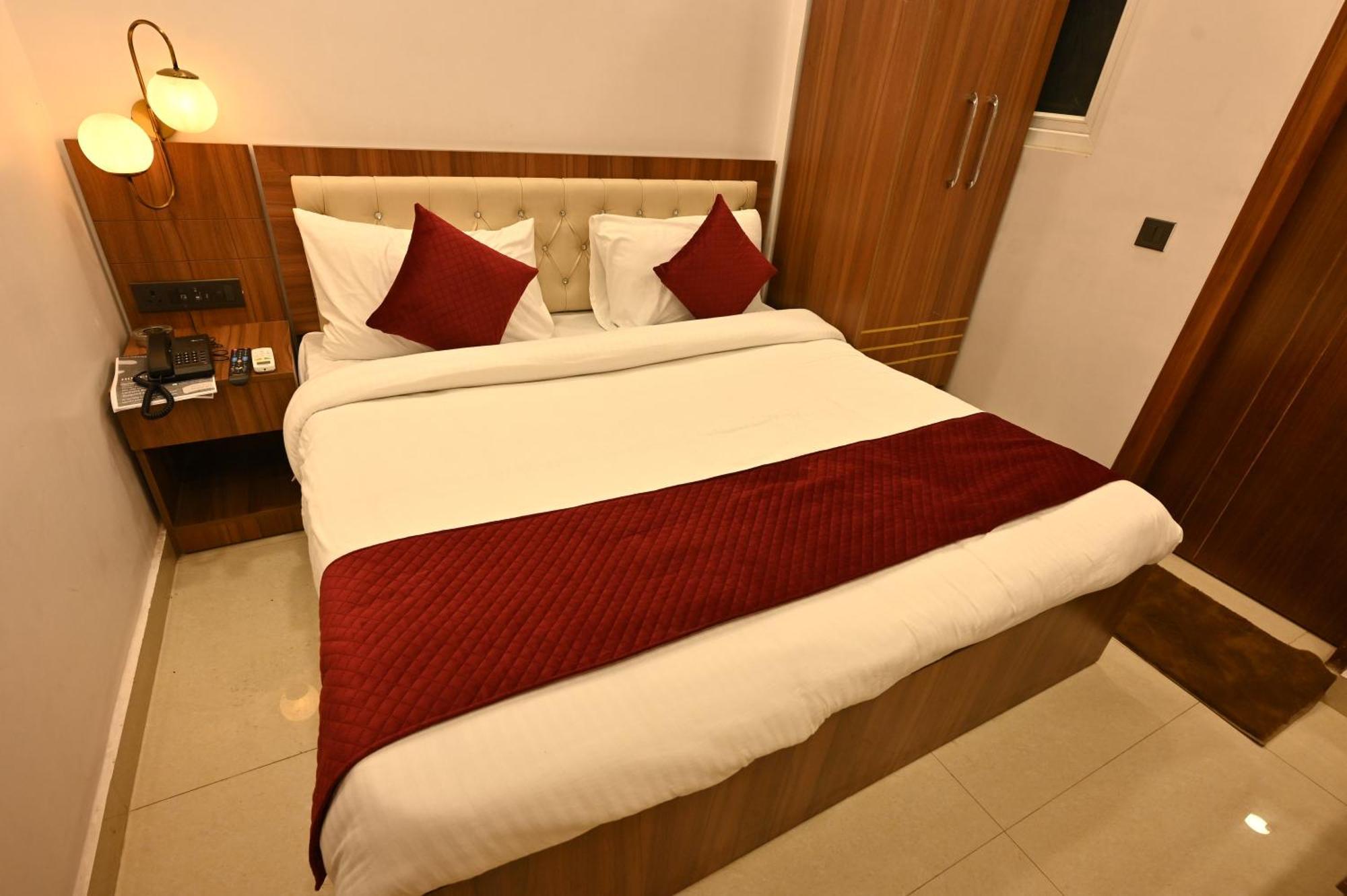 Hotel Down Town Paschim Vihar 델리 외부 사진